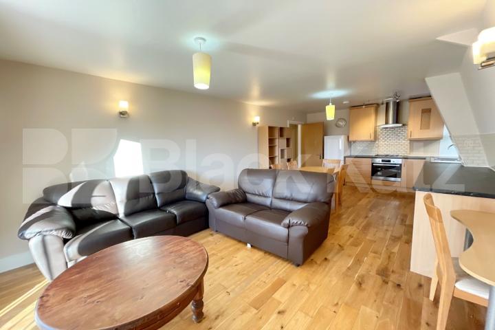 Bright & airy top floor four bedroomed apartment with two bathrooms Farnan Road  - Farnan Lodge, Streatham